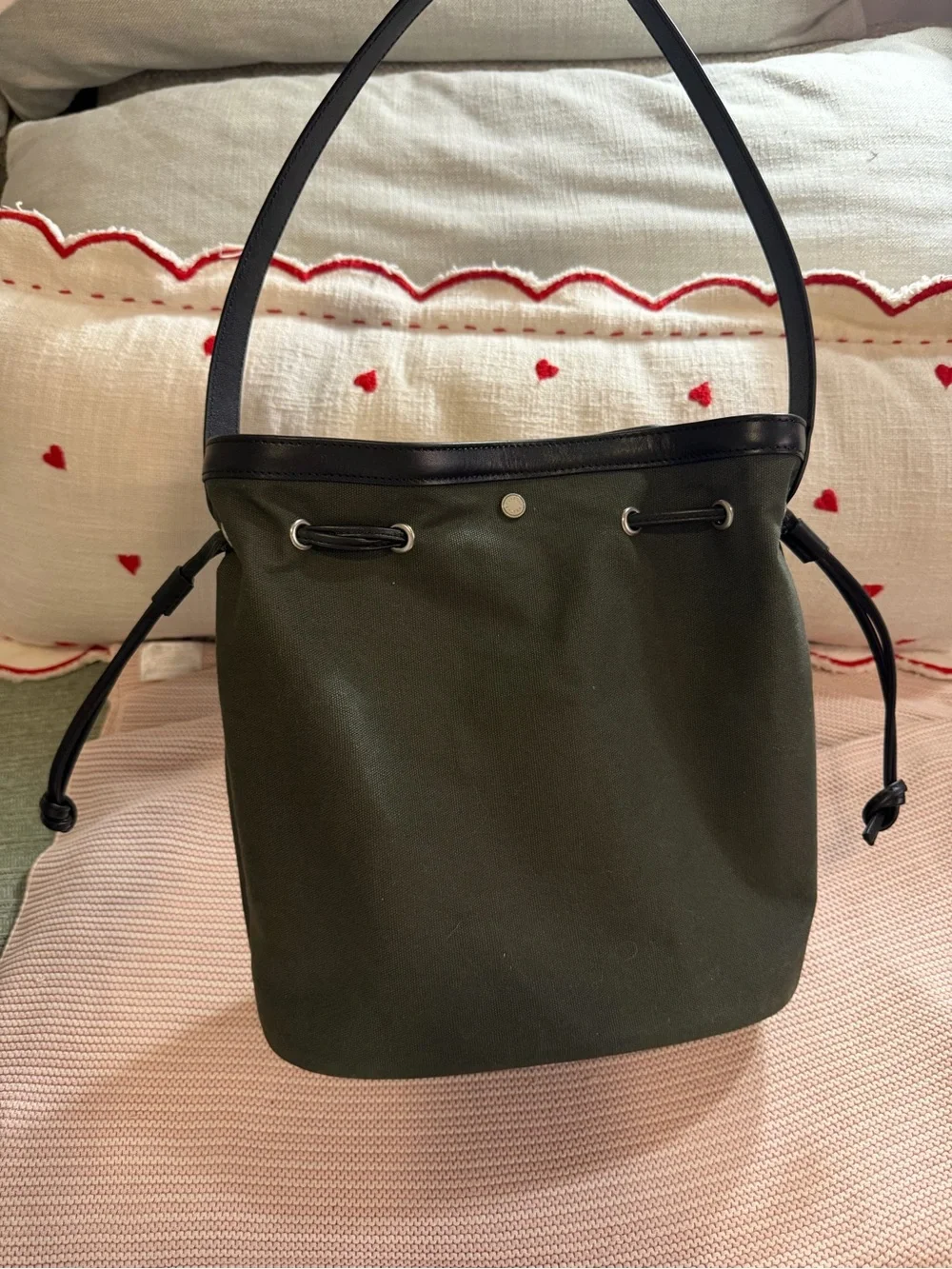 TOUT Y EST Sac Coquille Bucket Bag - khaki